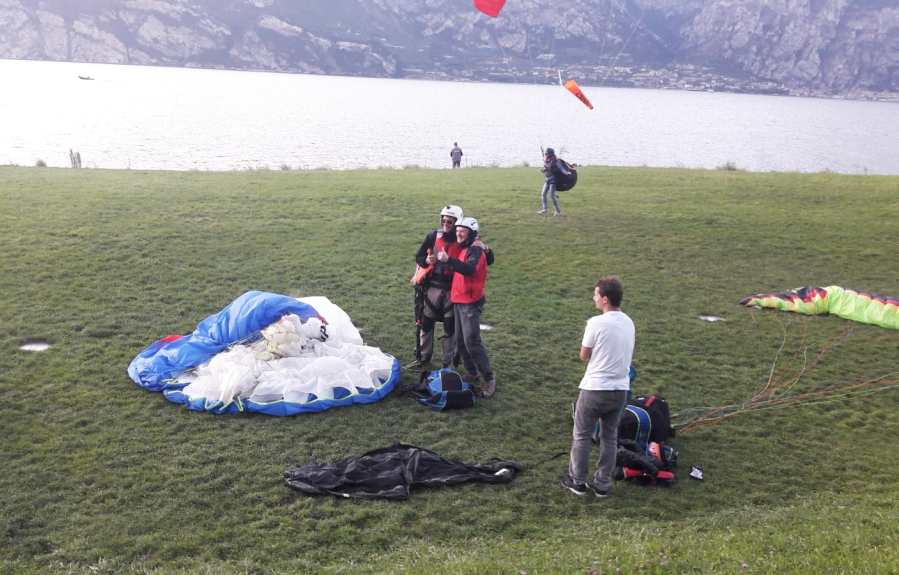 h-6 atterraggio parapendio a Malcesine.jpg